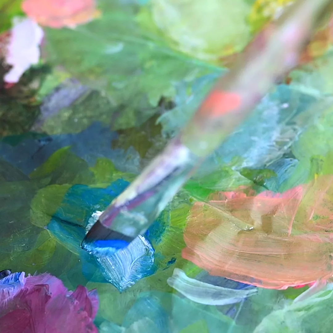 Palette used by Enolie, a French artist and painter, for painting her artworks.